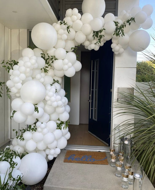 Decoración con globos para boda en jardín