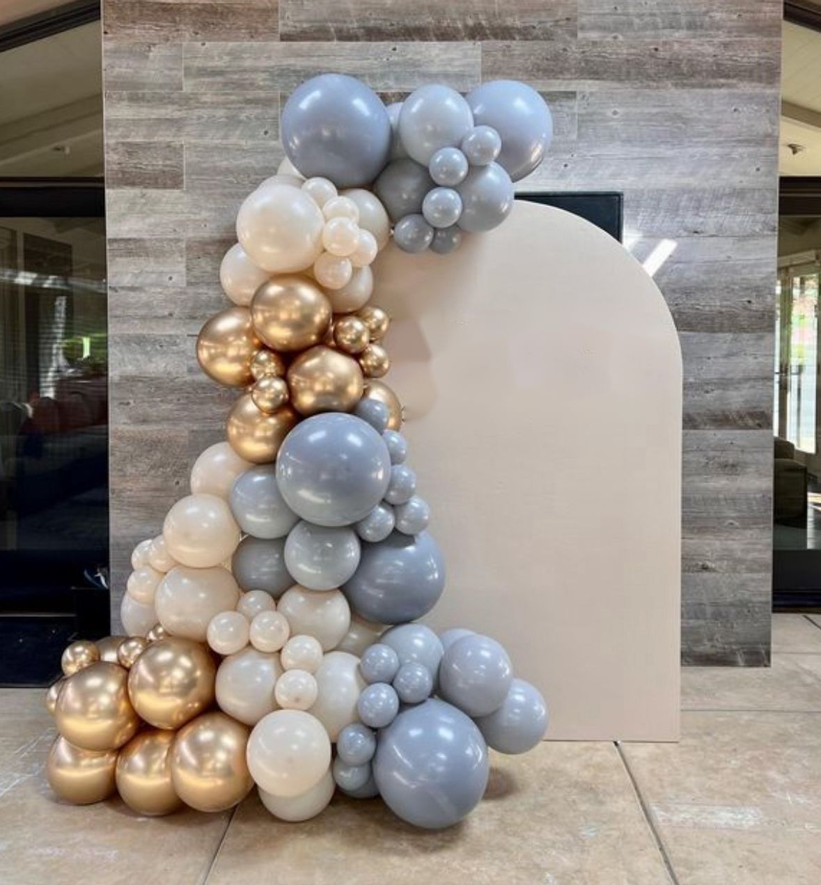Arco para bautizo con globos y con panel