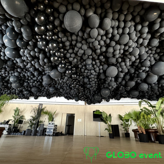 Decoración globos en el techo Negro