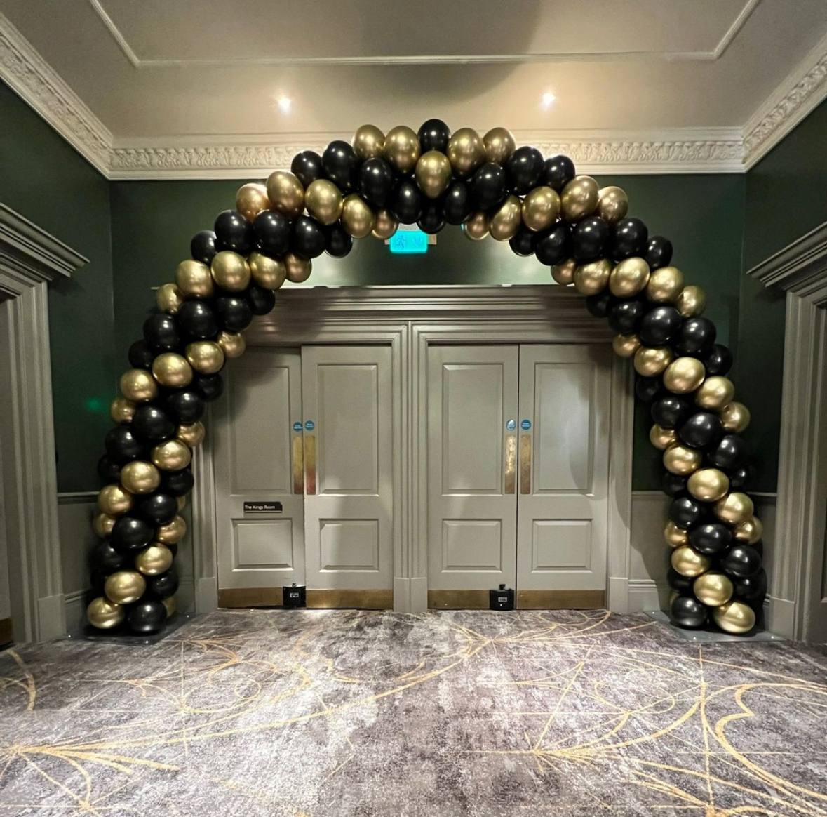 Arco de globos para graduación dorado y negro