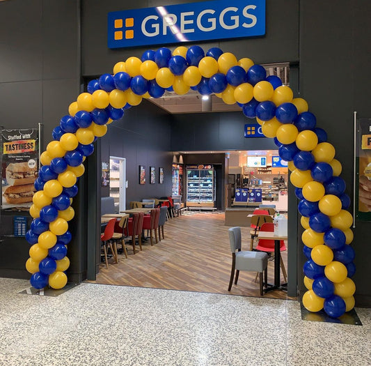 Arco de globos para graduación dorado y negro