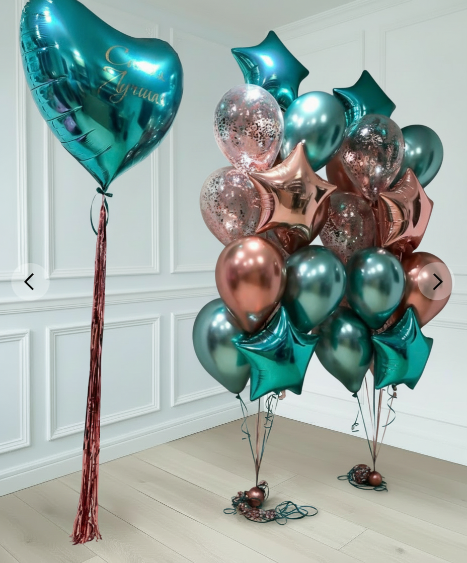 Gran corazón turquese con dos ramos de globos