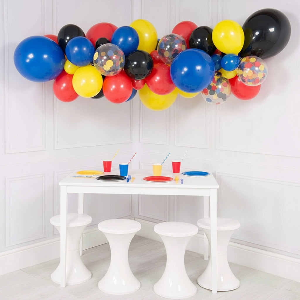 Guirnalda de globos azules, negros, amarillos y rojas