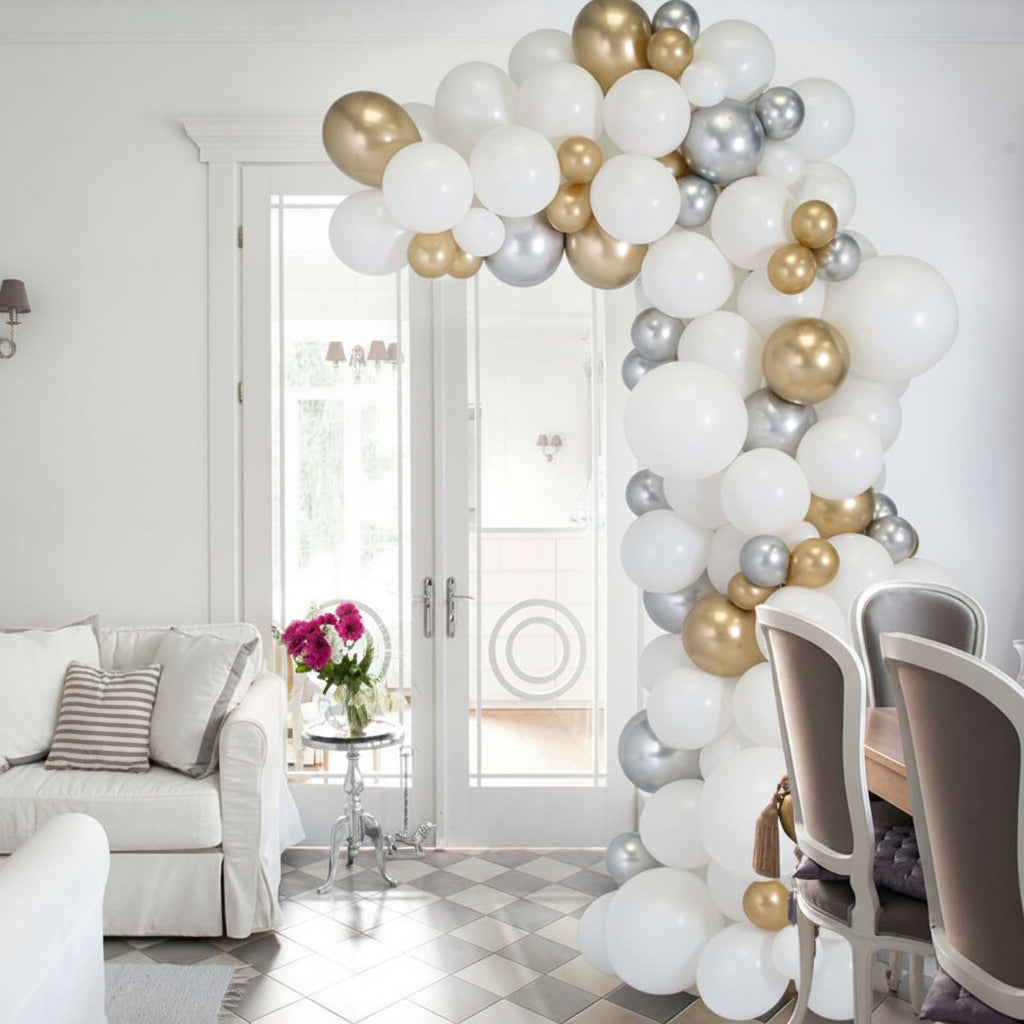 Guirnalda de globos blancos, dorados y plateados para boda