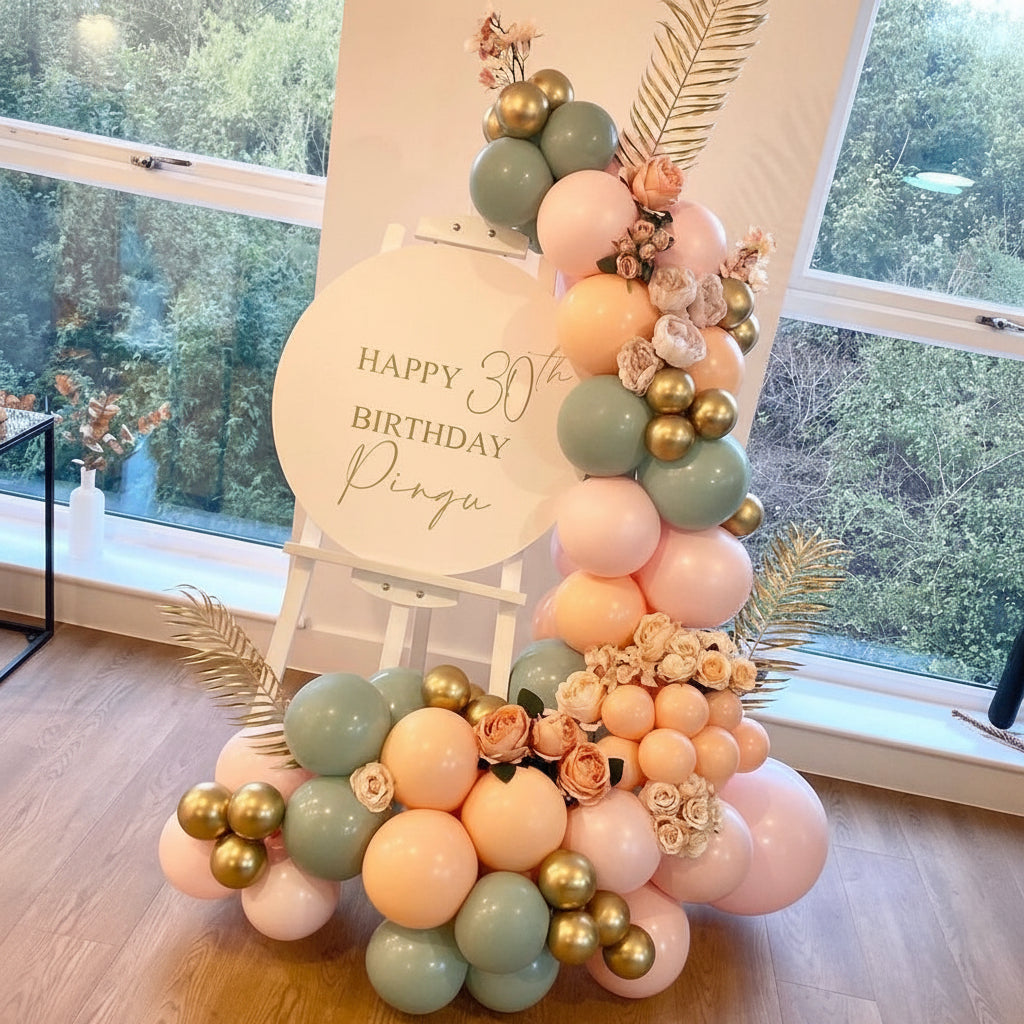 Panel de Bienvenida con Flores y Globos en Melocotón, Rosa y Verde