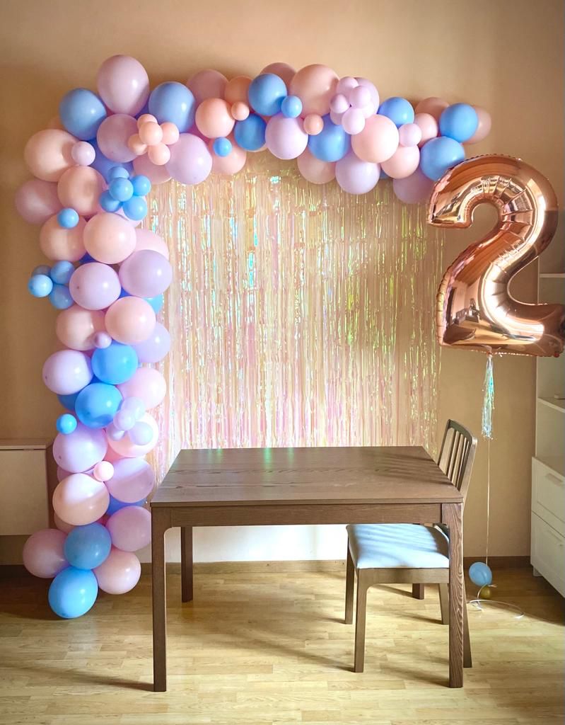 Guirnalda de globos con cortinas para cumpleaños de niños