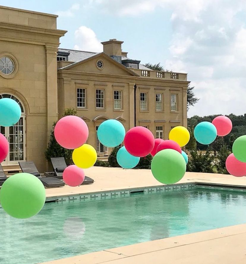 Decoración con globos para la piscina