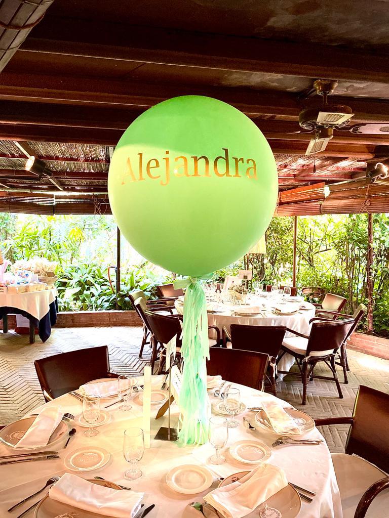 Globo verde gigante con guirnalda de tassel