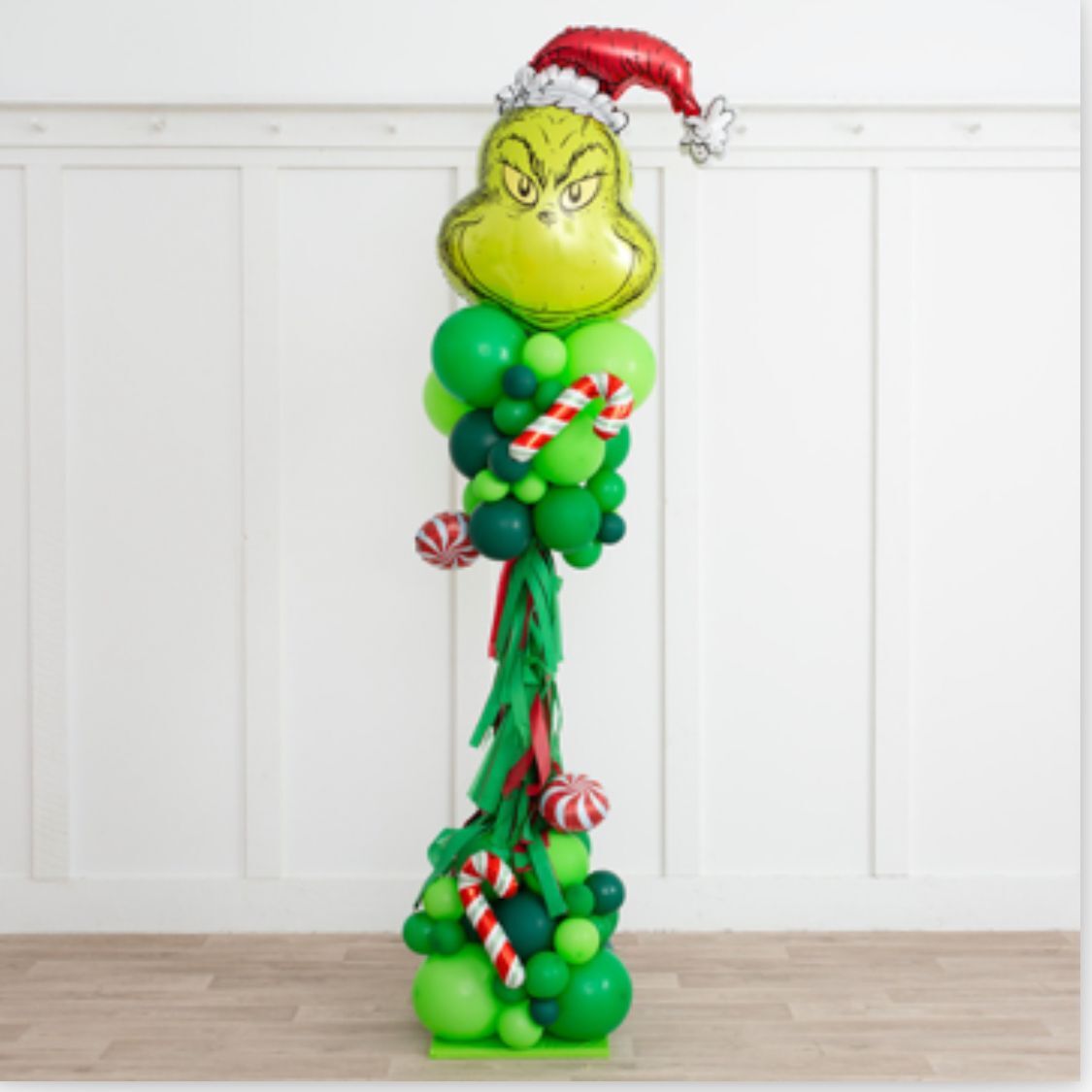 Columna de globos navideña
