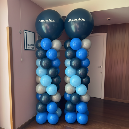 2 columnas con globos gigantes personalizados azules