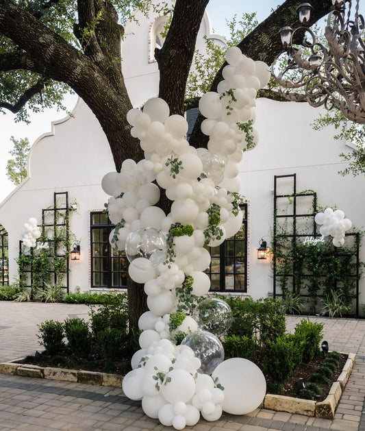 Decoración con globos para boda en jardín