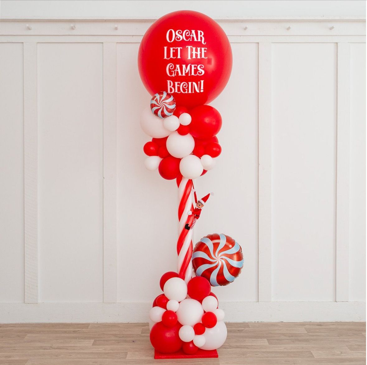 Columna de globos navideña