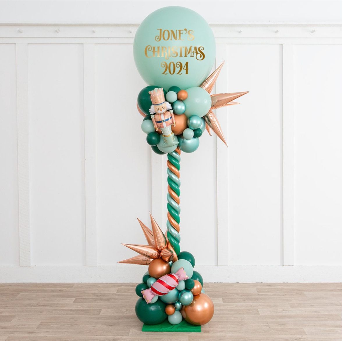 Columna de globos navideña