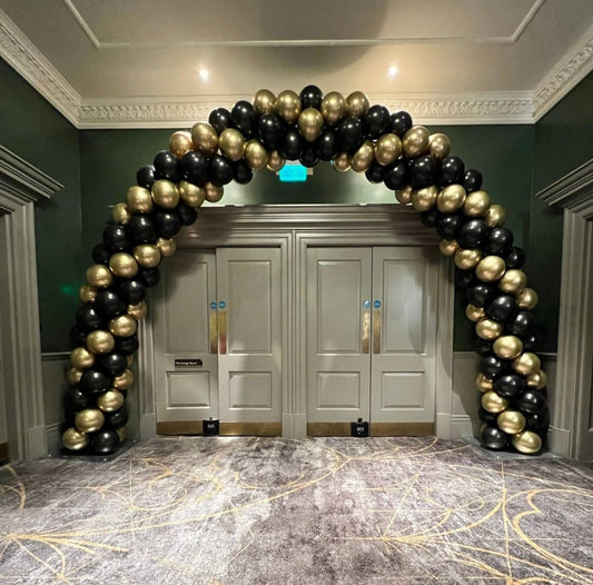 Arco de globos para graduación dorado y negro