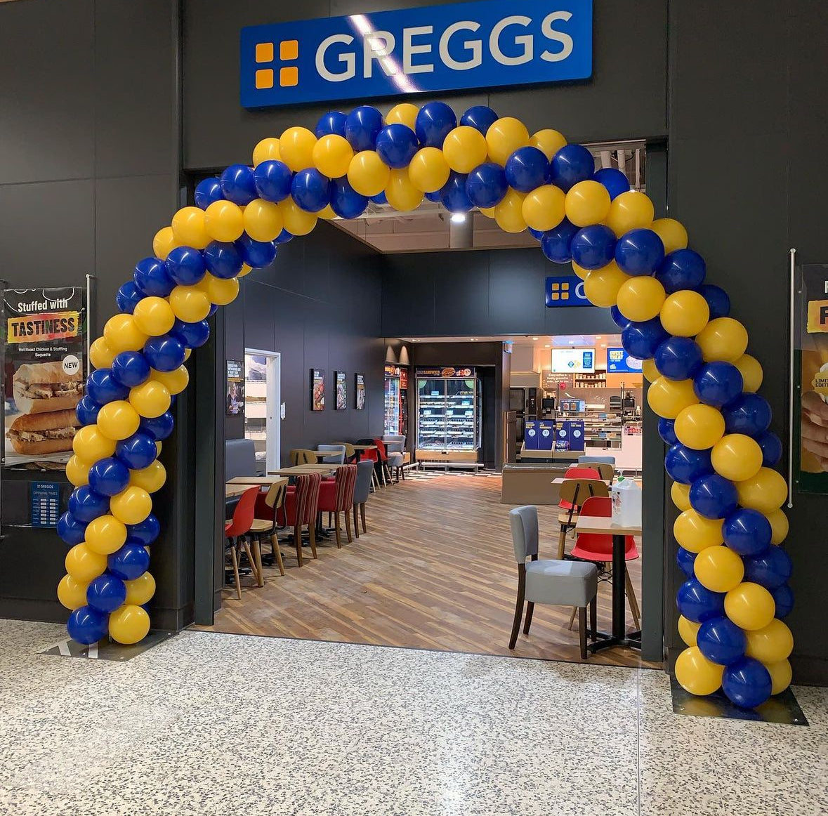 Arco de globos para graduación dorado y negro