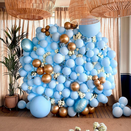Arco de Globos Azules y Dorados con Flores