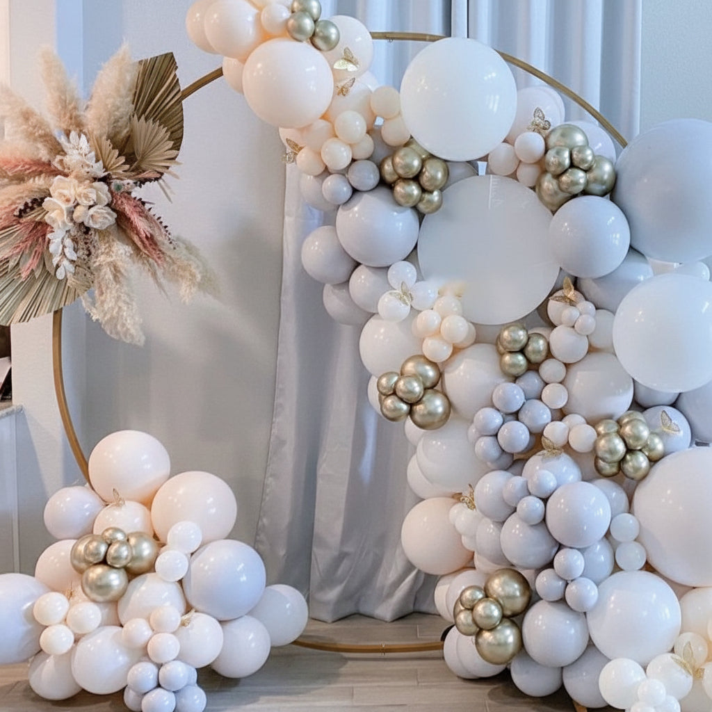 Arco de Globos Beige, Azules y Dorados con Flores y Placa Personalizada