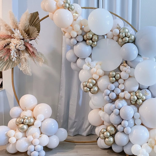 Arco de Globos Beige, Azules y Dorados con Flores y Placa Personalizada