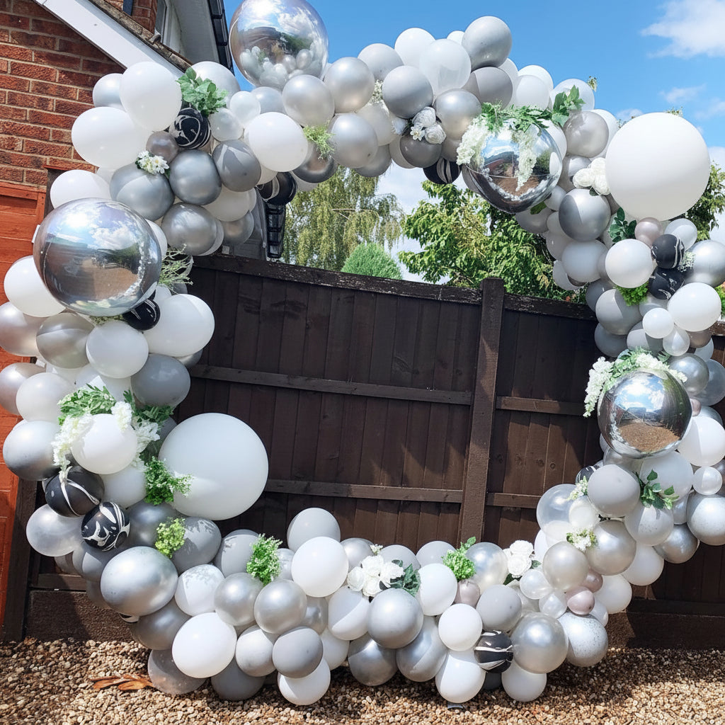 Arco de Globos Blancos y Grises con Letras de Neón