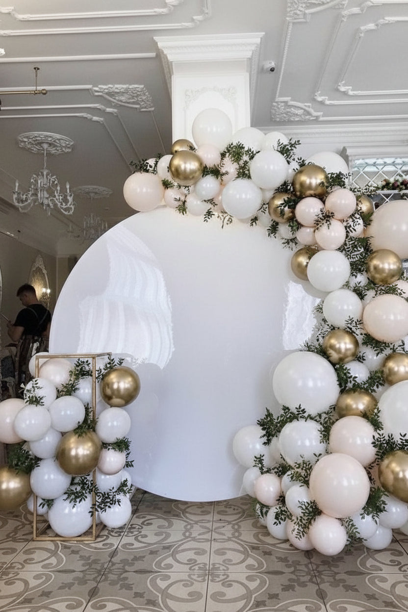 Arco de globos blancos con vegetación para una boda