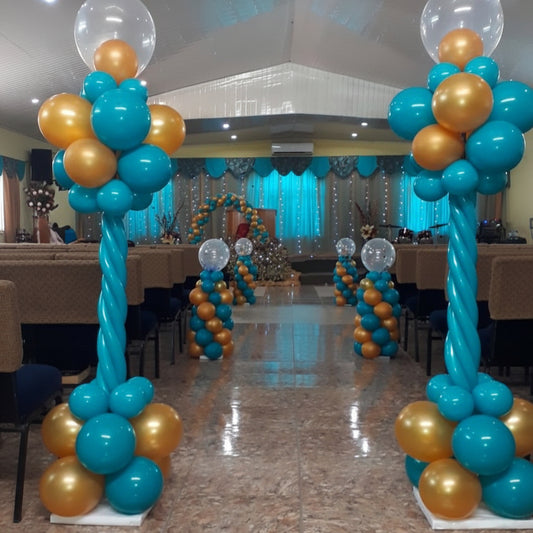 Columnas de globos dorados y turquesas