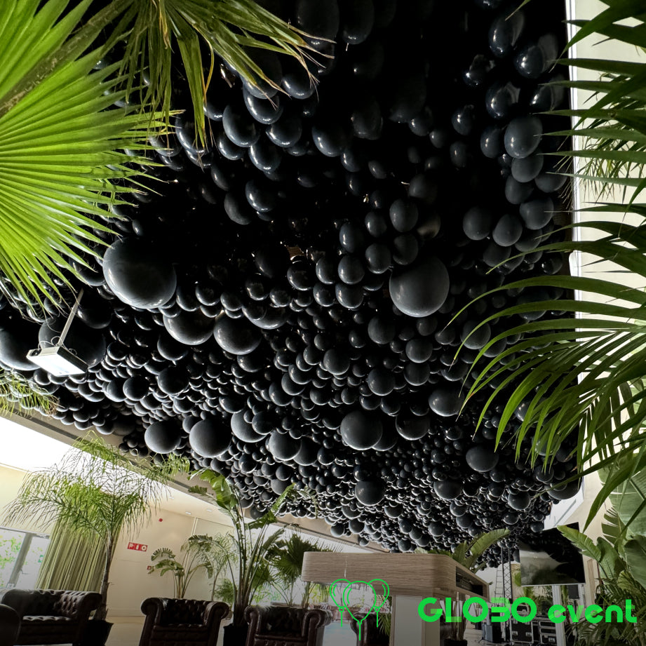 Decoración globos en el techo negro