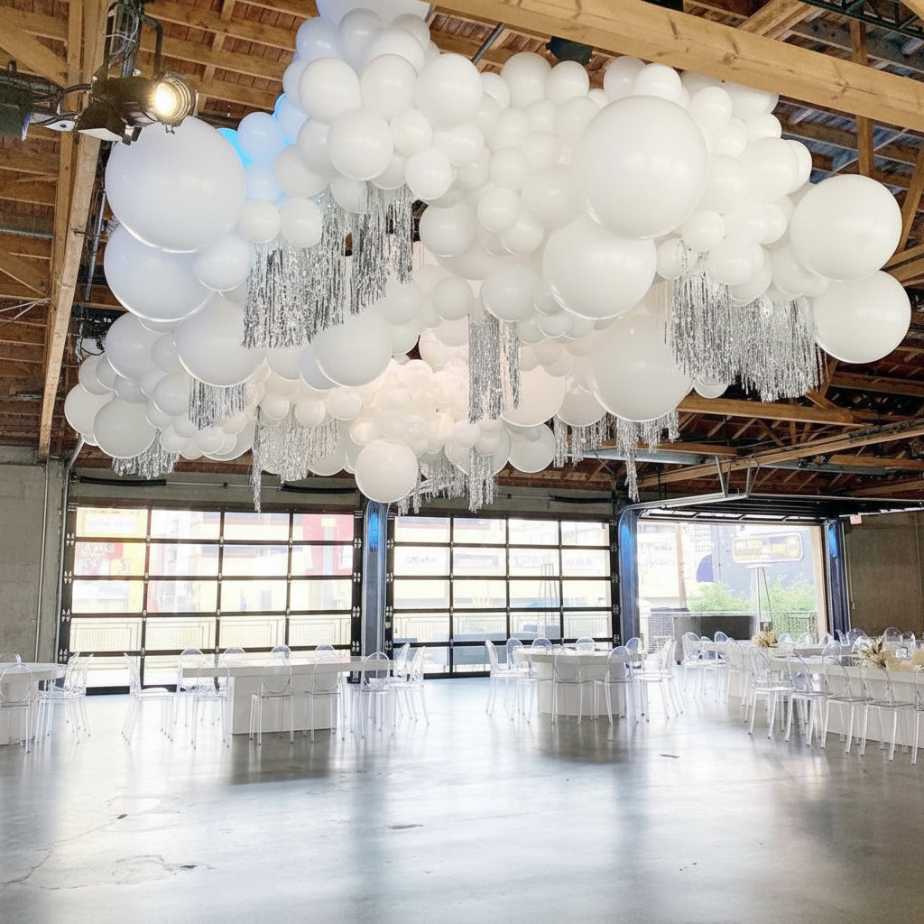 Decoración con globos colgando del techo