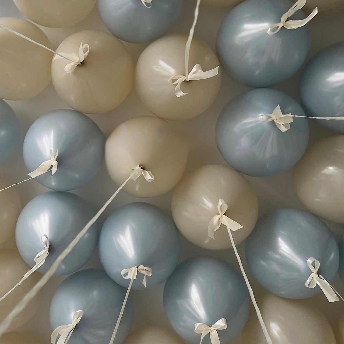 Globos de látex pastel dusk azul y arena con helio para el techo