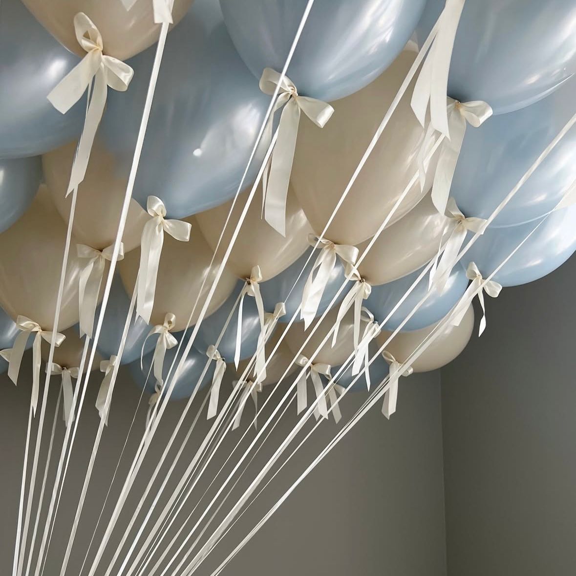Globos de látex pastel dusk azul y arena con helio para el techo