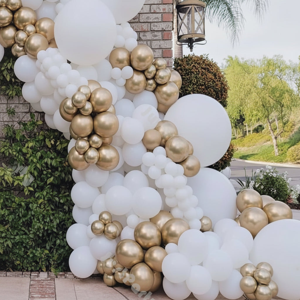 Guirnalda con globos gigantes blancos en el exterior