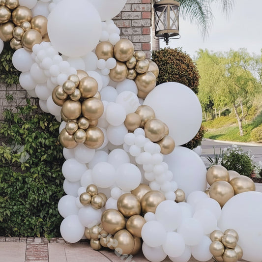 Guirnalda con globos gigantes blancos en el exterior