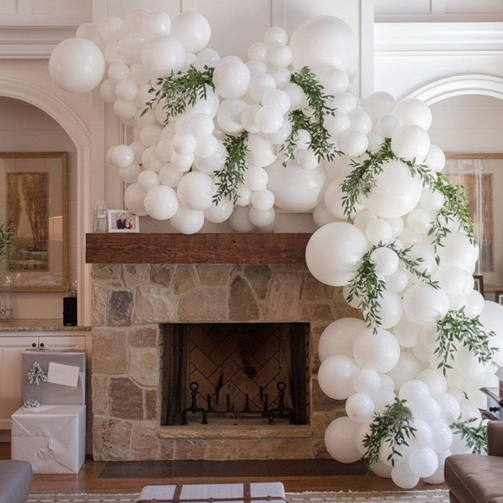 Guirnalda de globos blancos con vegetación para el interior