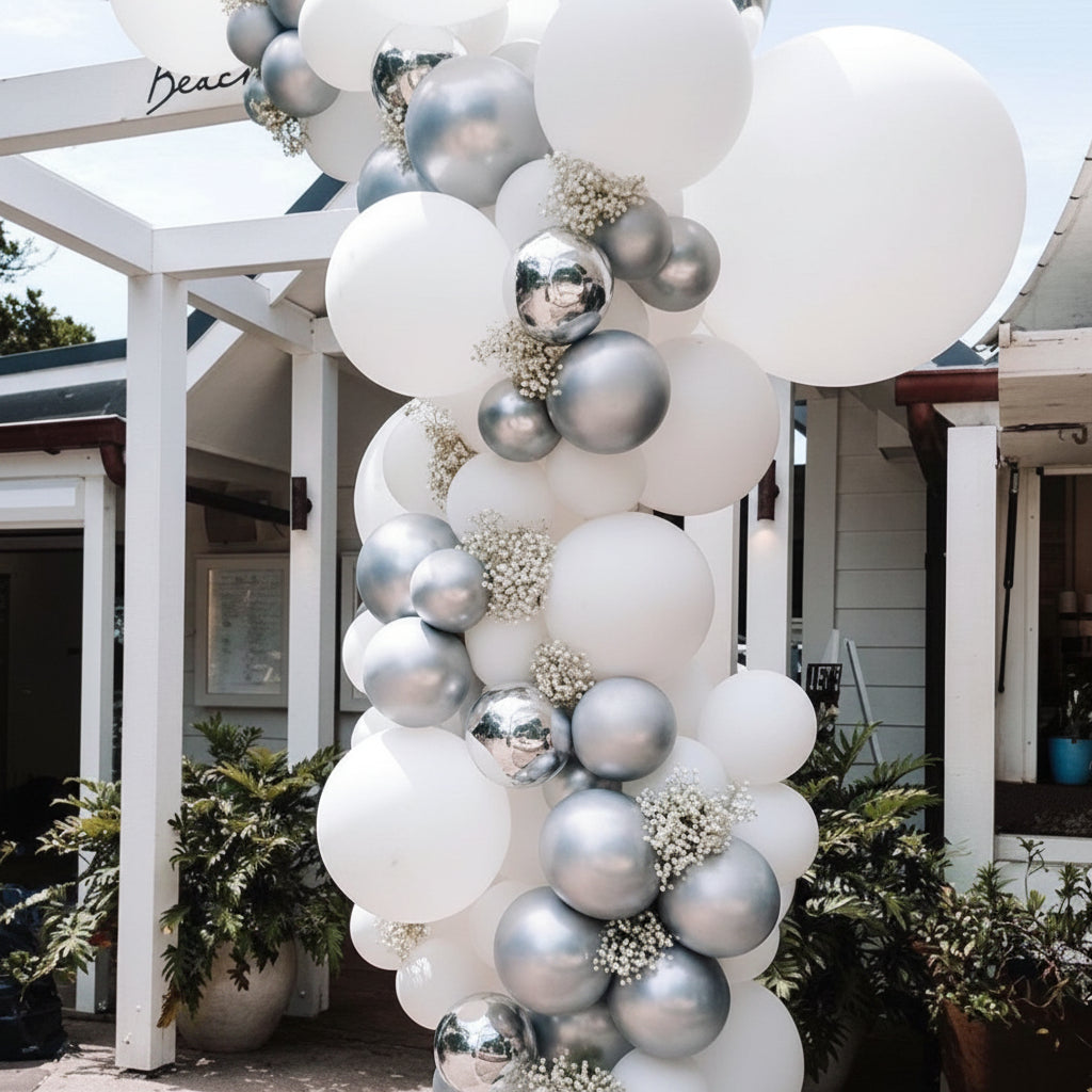 Guirnalda de globos blancos y plateados para boda