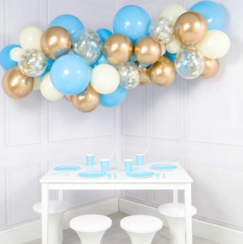 Guirnalda de globos dorados, azules, blancos