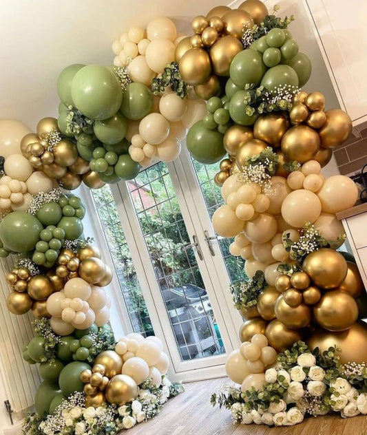 Arco verde-dorado con flores