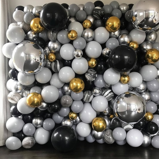 Muro de globos plateados, negros y grises