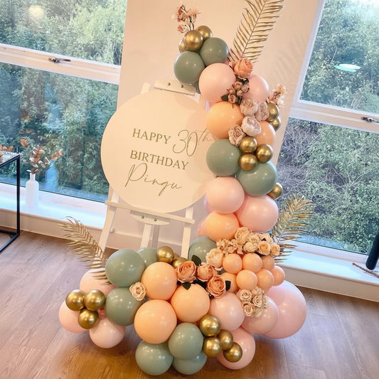 Panel de Bienvenida con Flores y Globos en Melocotón, Rosa y Verde