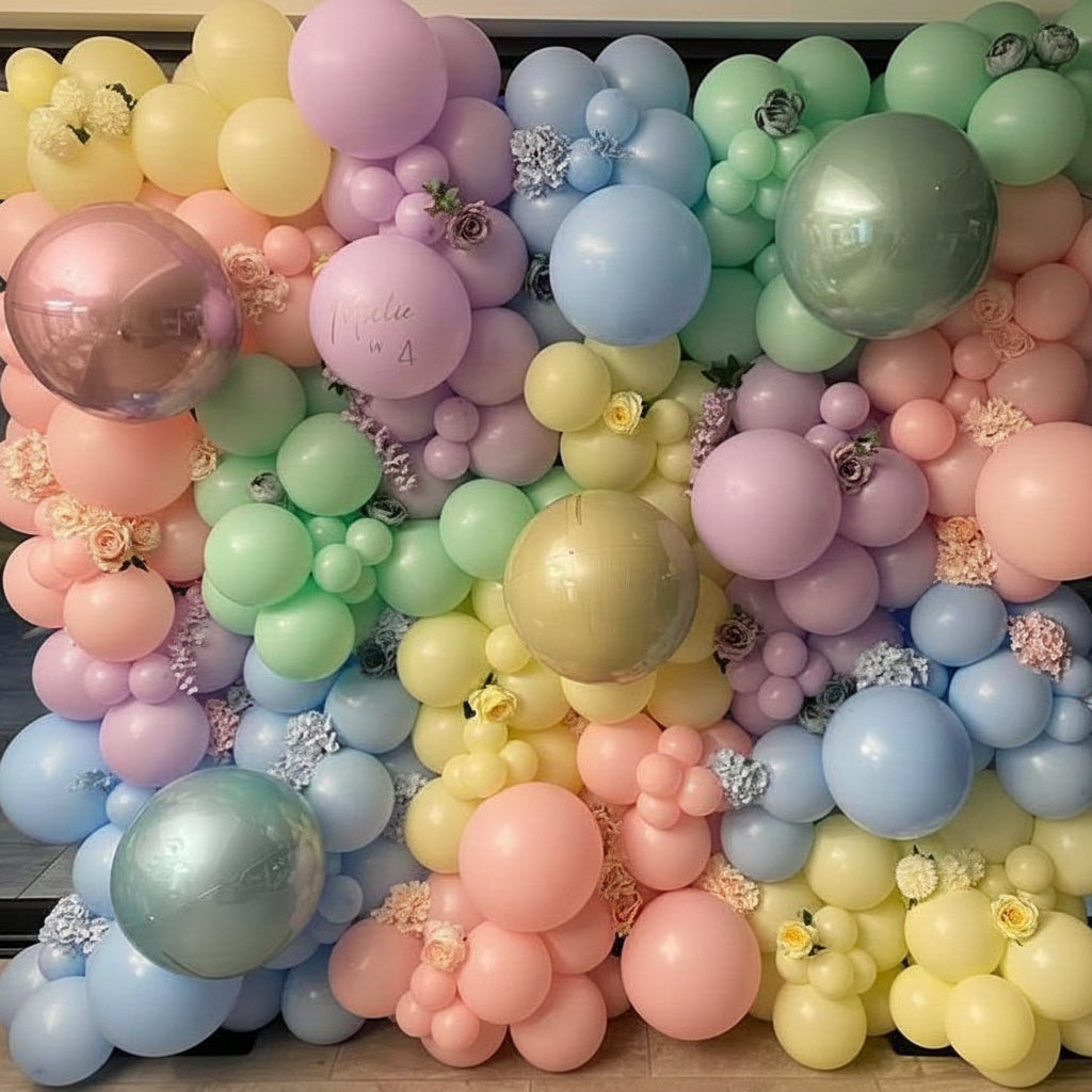 Pared de globos multicolores con flores y personalización