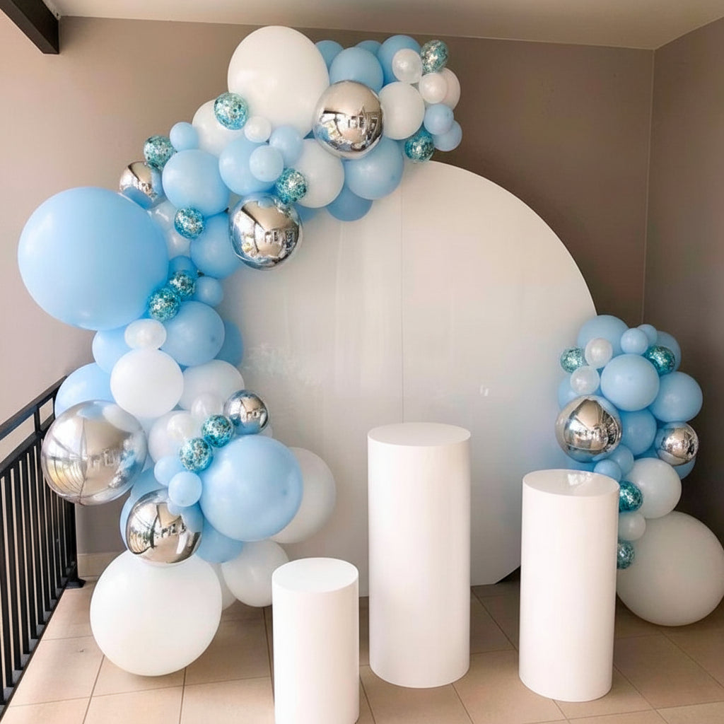 Photocall con arco de globos y mesas incluidas