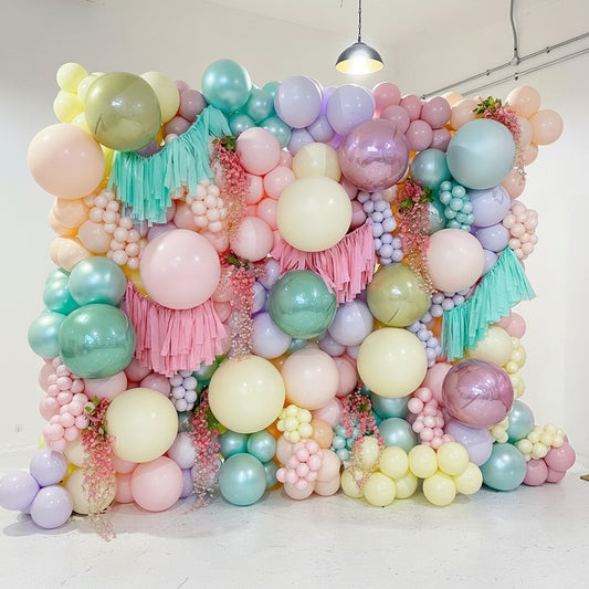 Photocall de globos multicolores con flores y guirnaldas con borlas