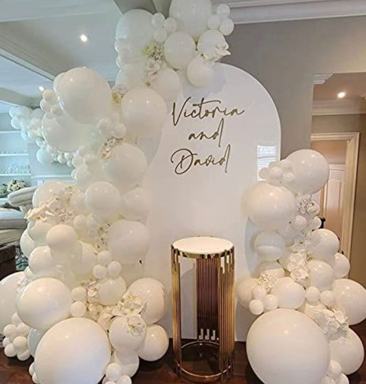 Semi arco de globos blancos con personalización para boda