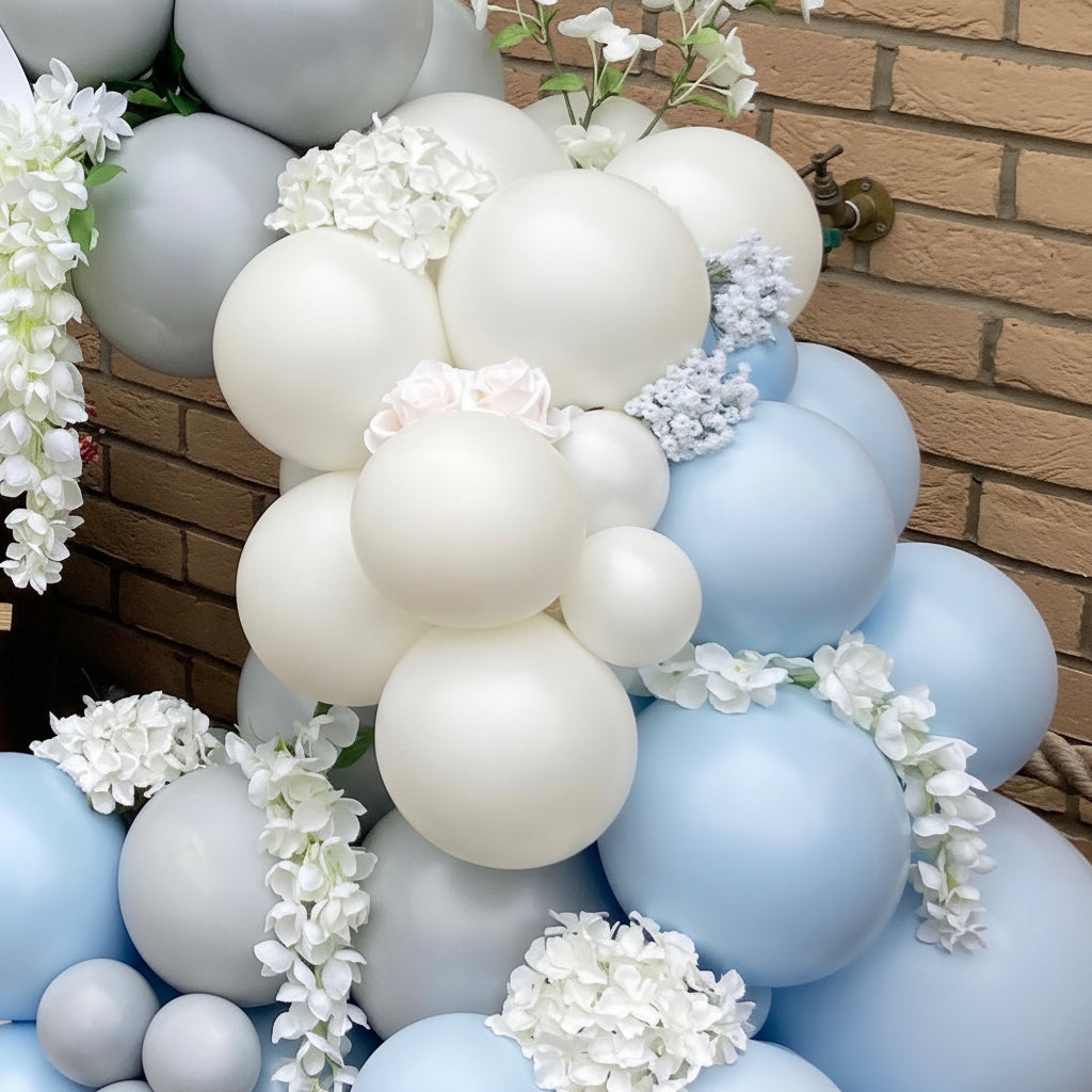Panel de bienvenida con flores y globos azules y blancos