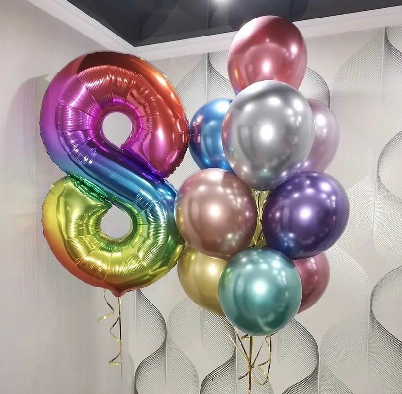 Fuente de globos multicolores y numero