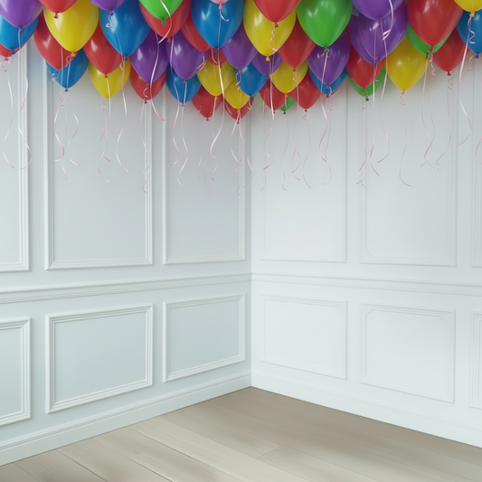 Globos de látex multicolores con helio por el techo