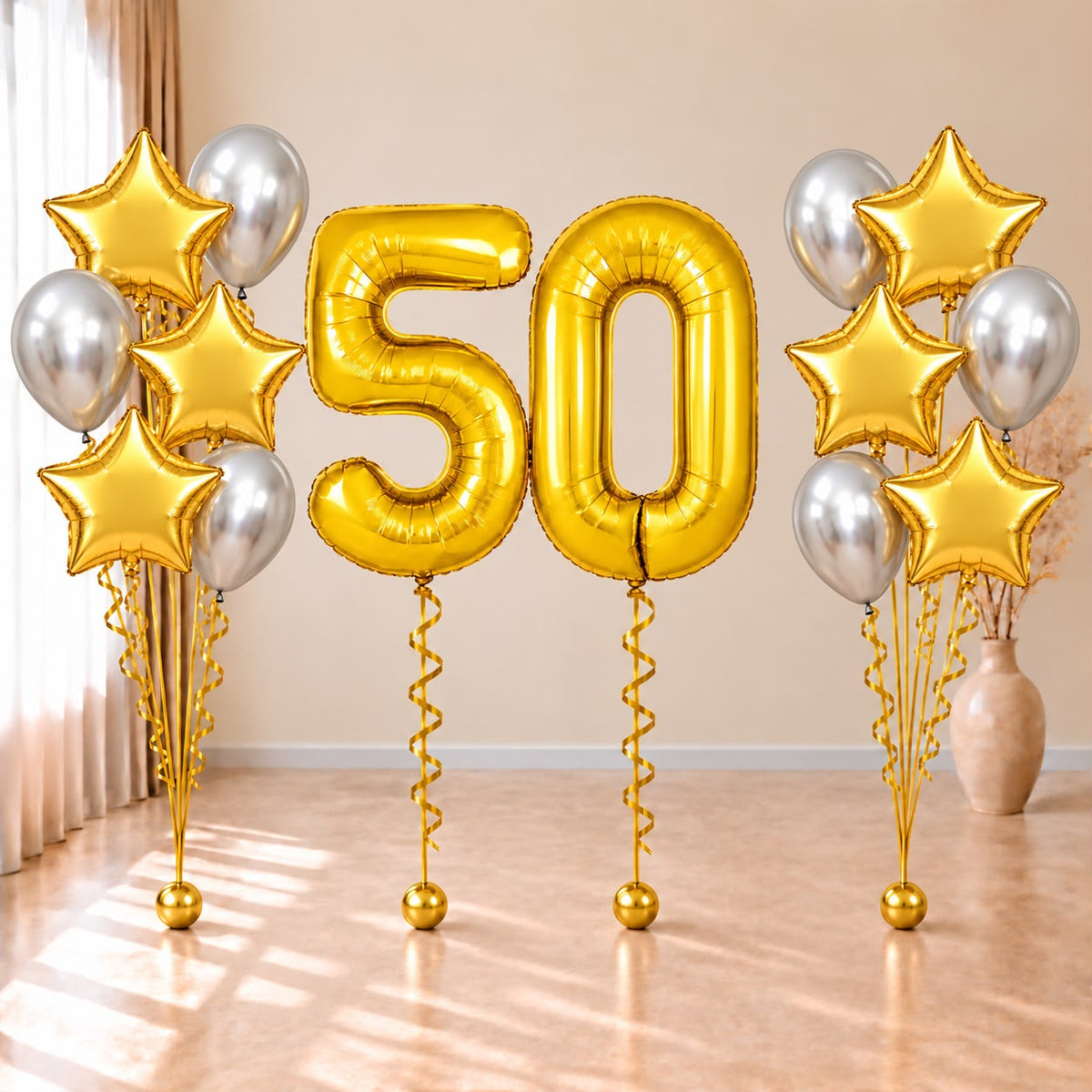 Números 50 dorados con dos bouquets de estrellas doradas y globos de látex plateados.