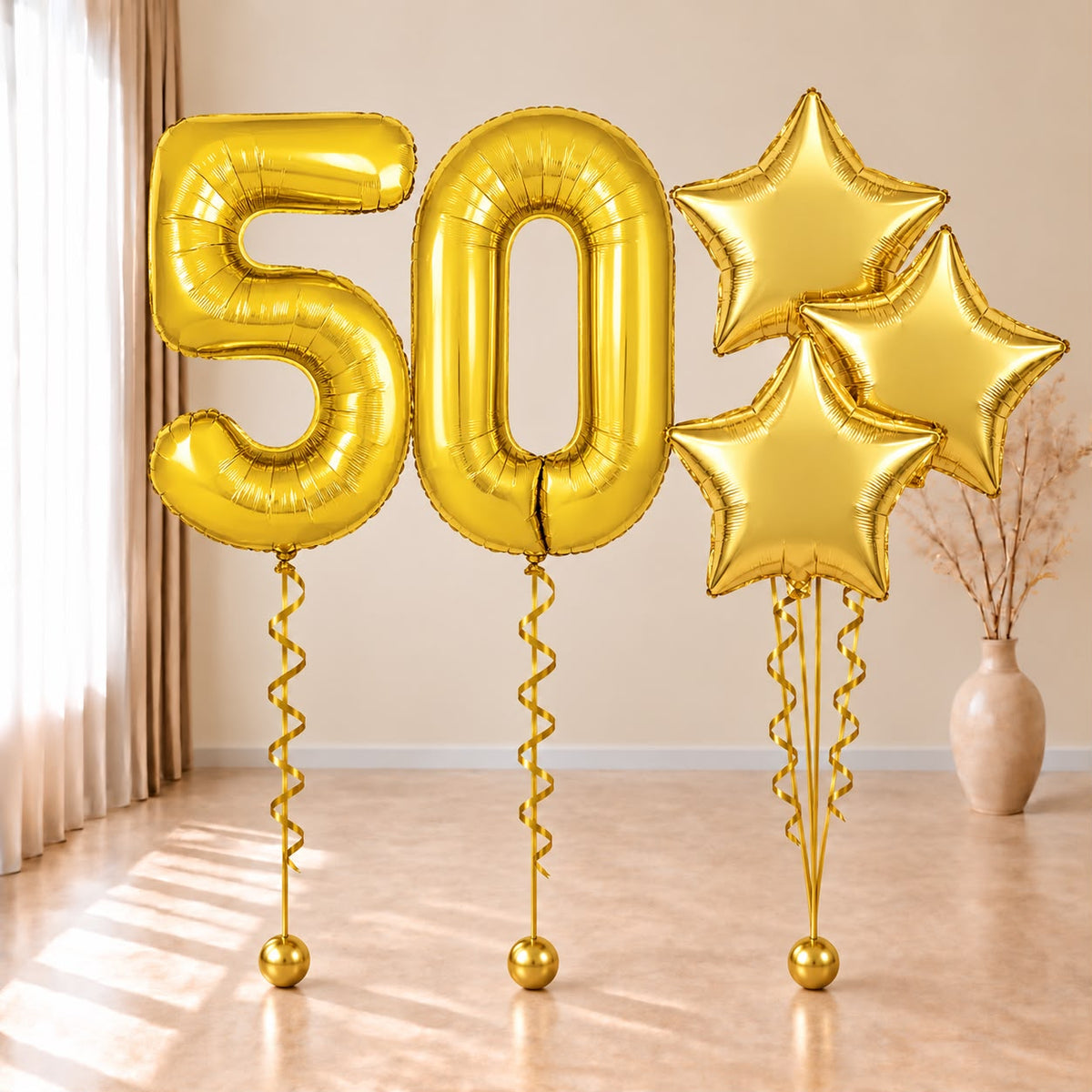 Composición de globos con números 50 dorados y un bouquet de tres estrellas doradas.