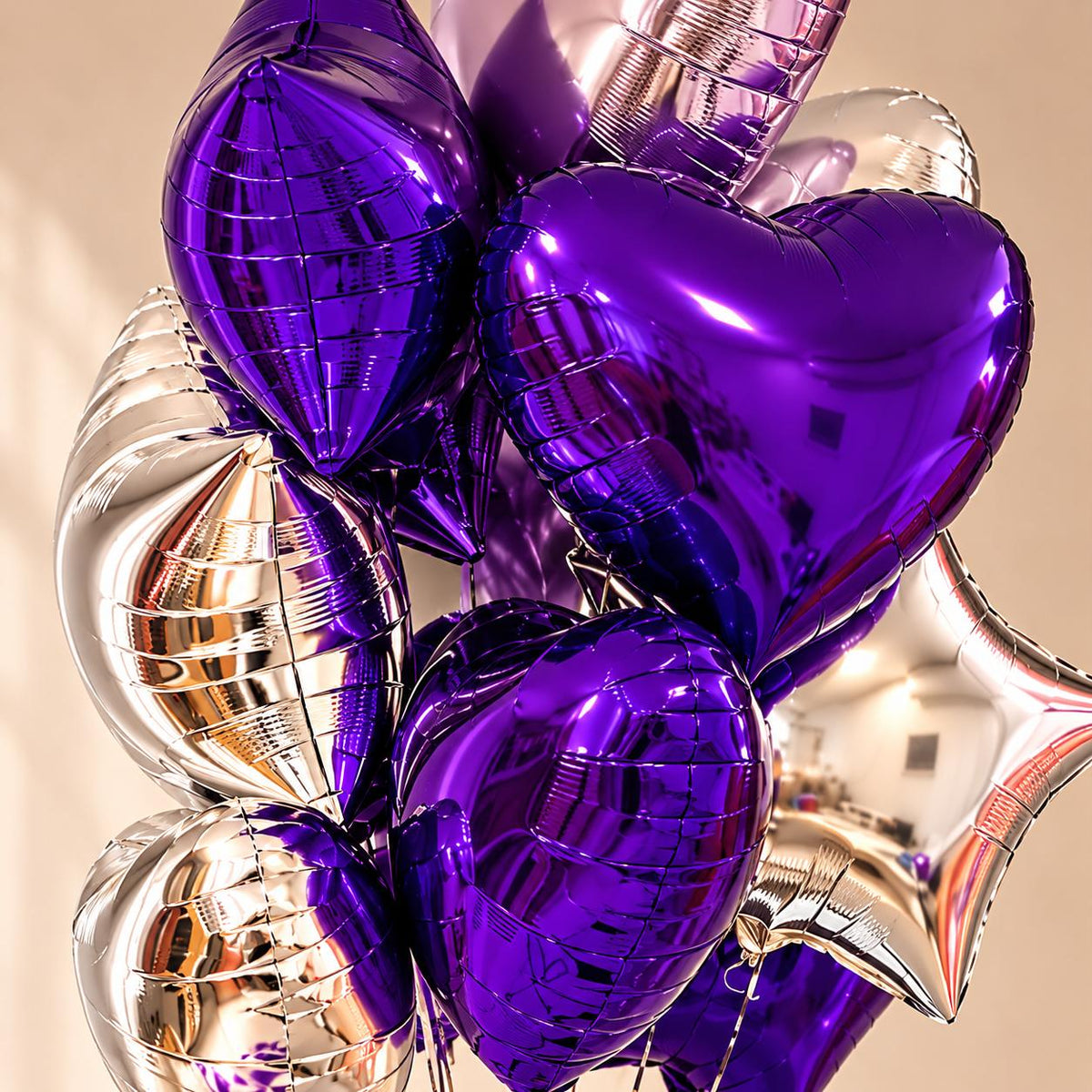 Primer plano de los globos de foil con forma de corazón y estrella en morado y plateado.
