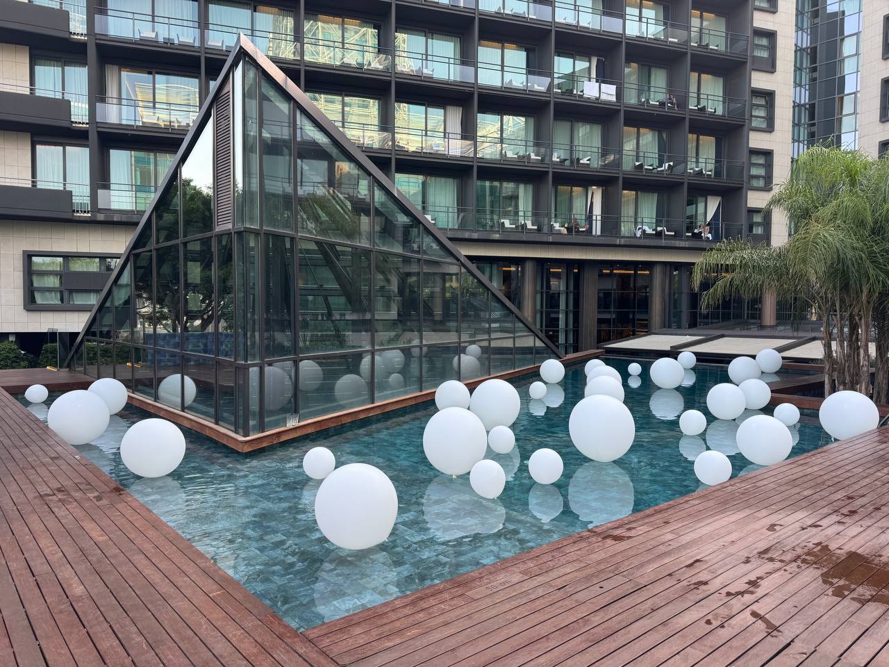 Decoración con globos para la piscina