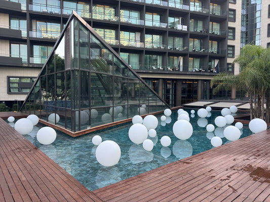 Decoración con globos para la piscina